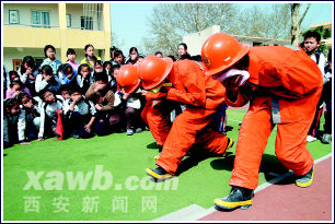 火場正確逃生姿勢