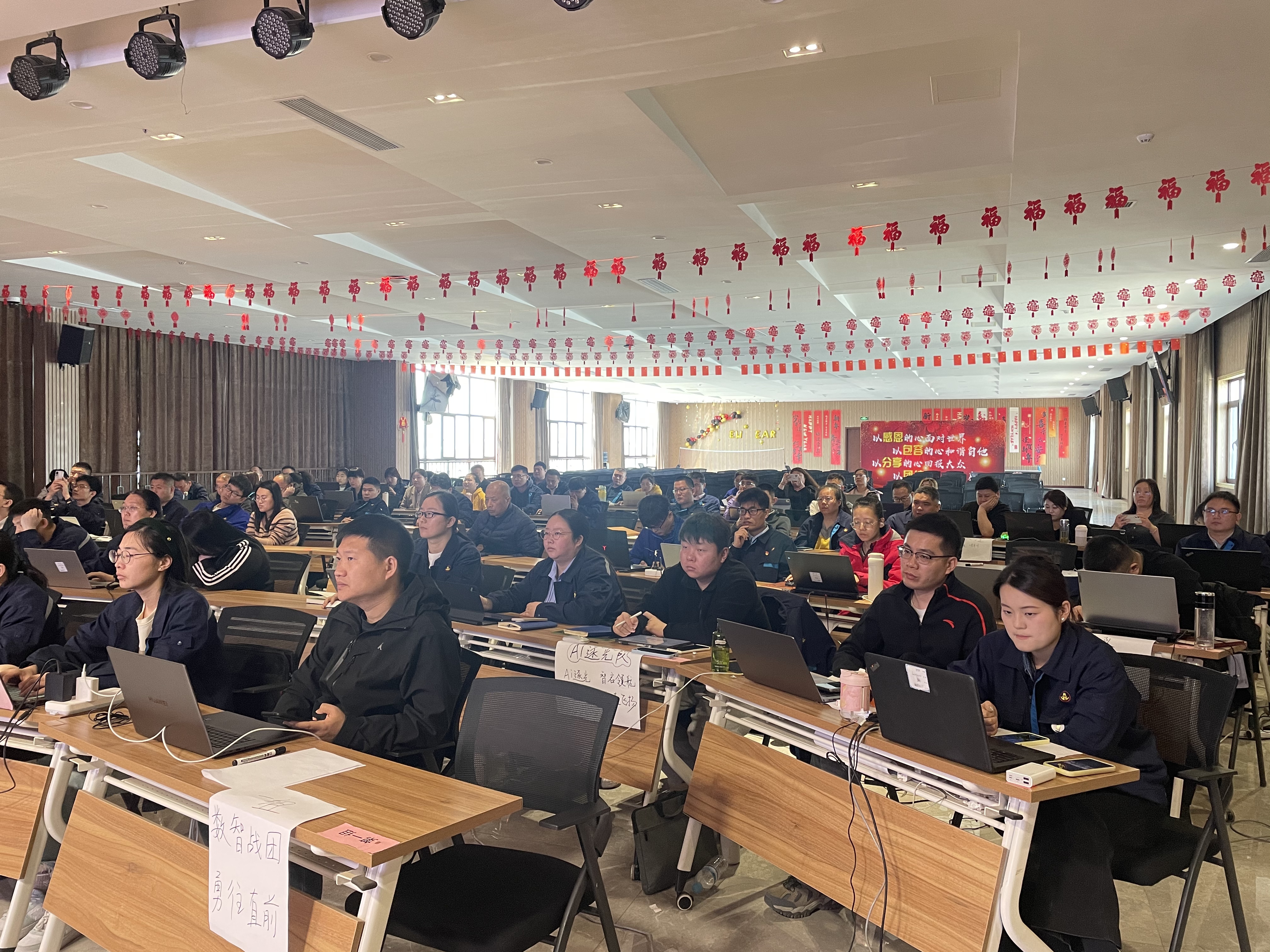 AI賦能，打造職場“六邊形戰士”|公司組織DeepSeek等AI工具高級應用實戰培訓！
